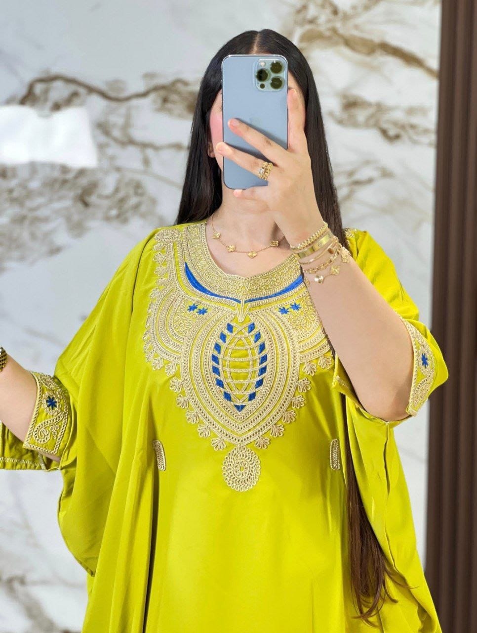 فراشـة مطروزة