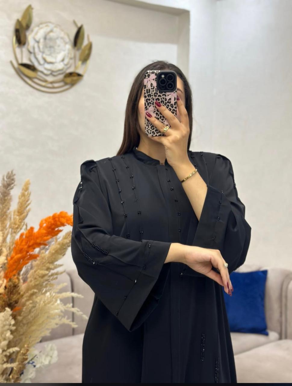 عبايــة بسنسلـة منبتـة بالعقيق