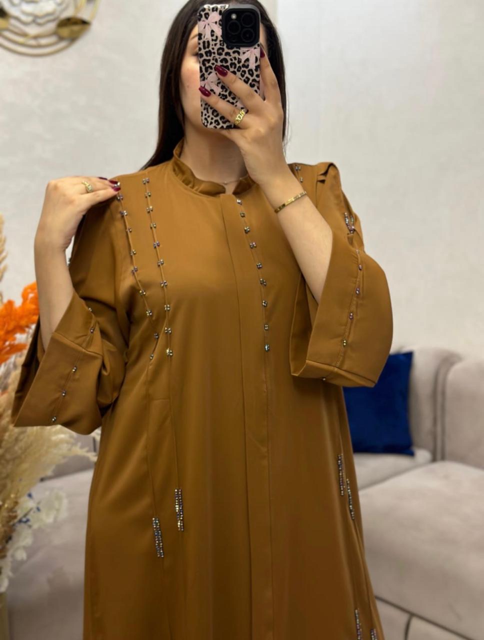 عبايــة بسنسلـة منبتـة بالعقيق