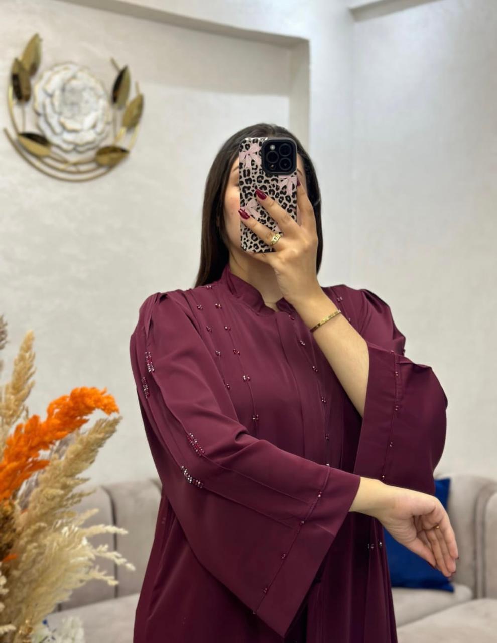 عبايــة بسنسلـة منبتـة بالعقيق