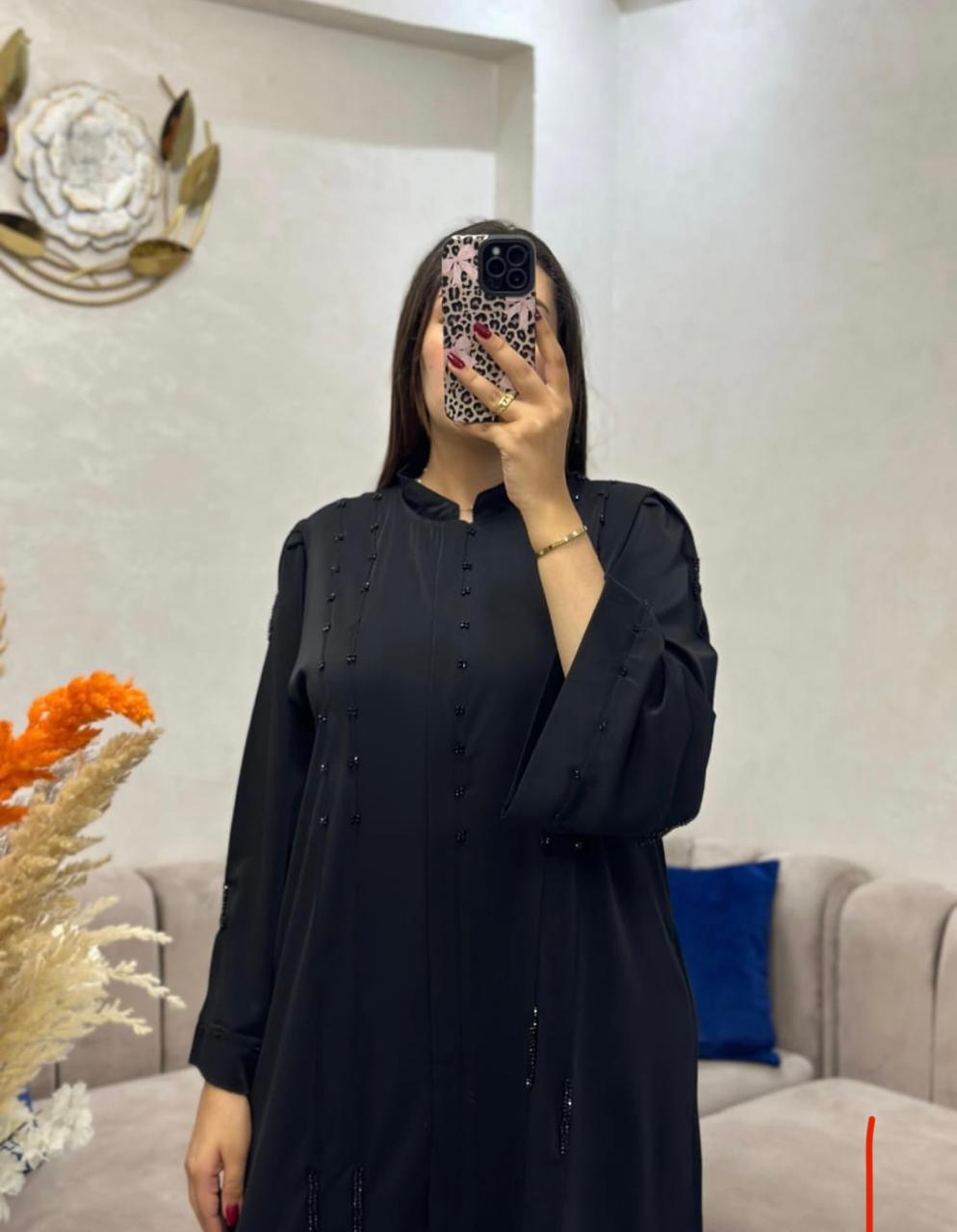 عبايــة بسنسلـة منبتـة بالعقيق