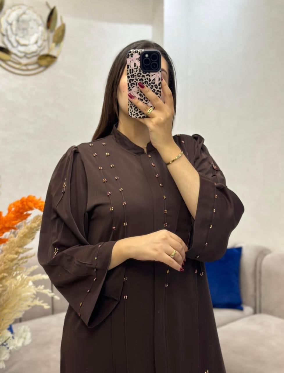 عبايــة بسنسلـة منبتـة بالعقيق