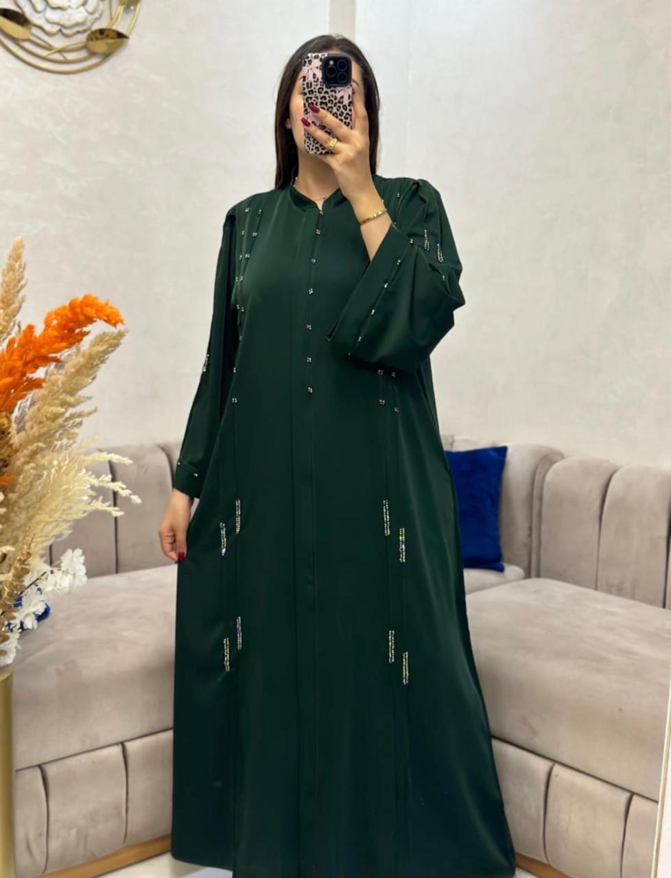 عبايــة بسنسلـة منبتـة بالعقيق