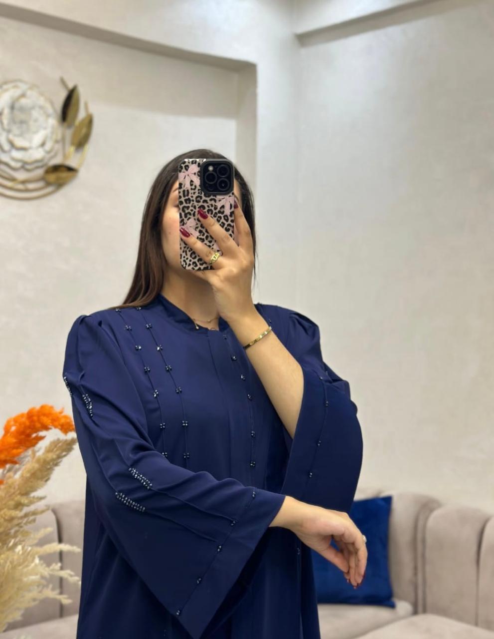 عبايــة بسنسلـة منبتـة بالعقيق