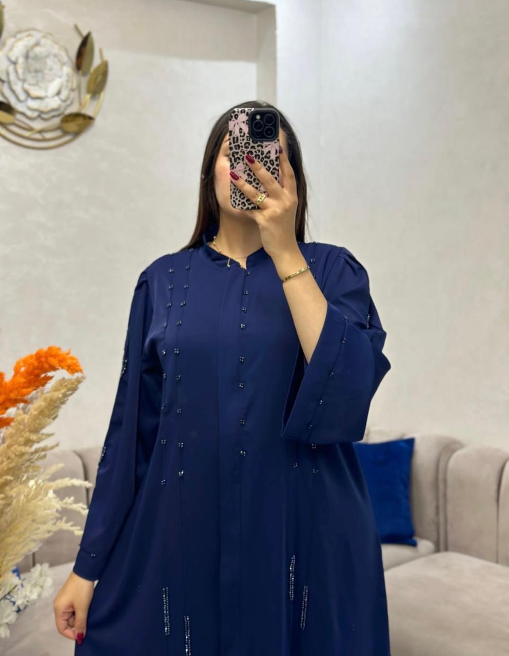عبايــة بسنسلـة منبتـة بالعقيق