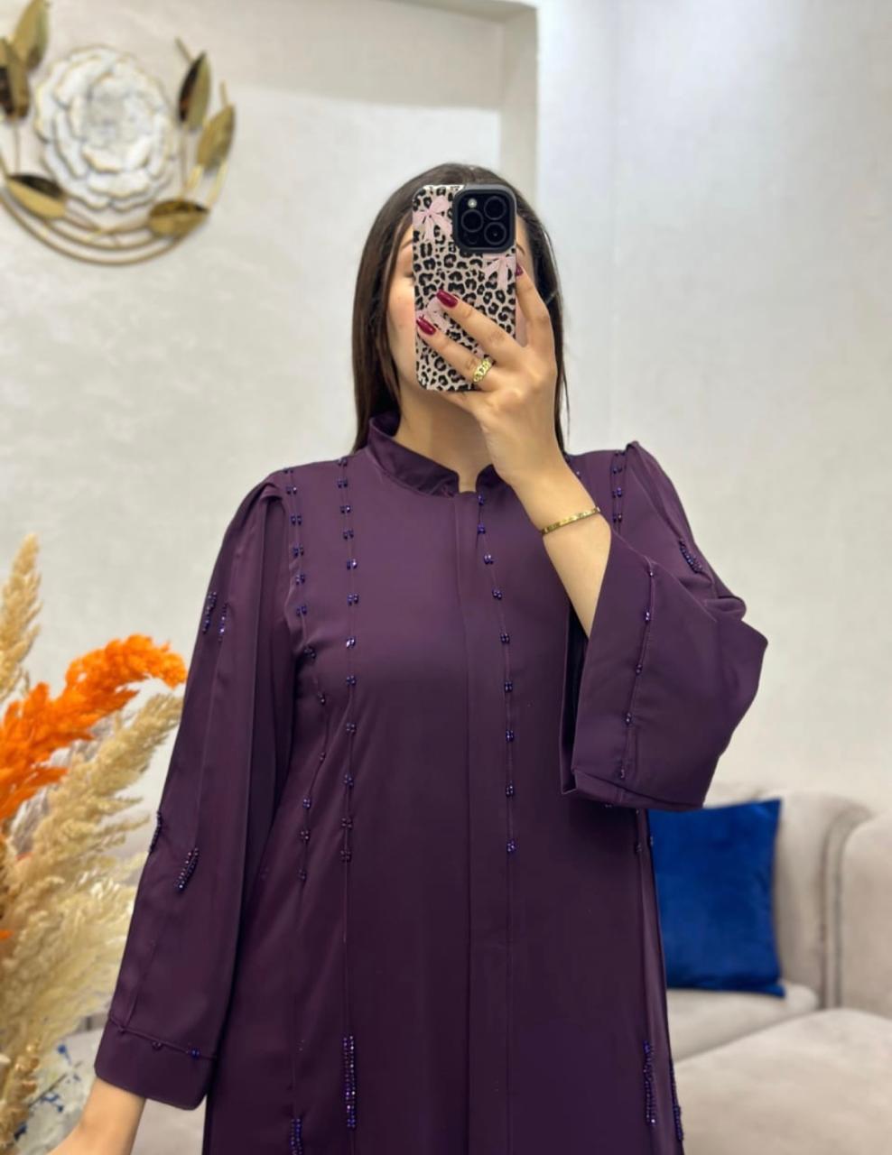 عبايــة بسنسلـة منبتـة بالعقيق