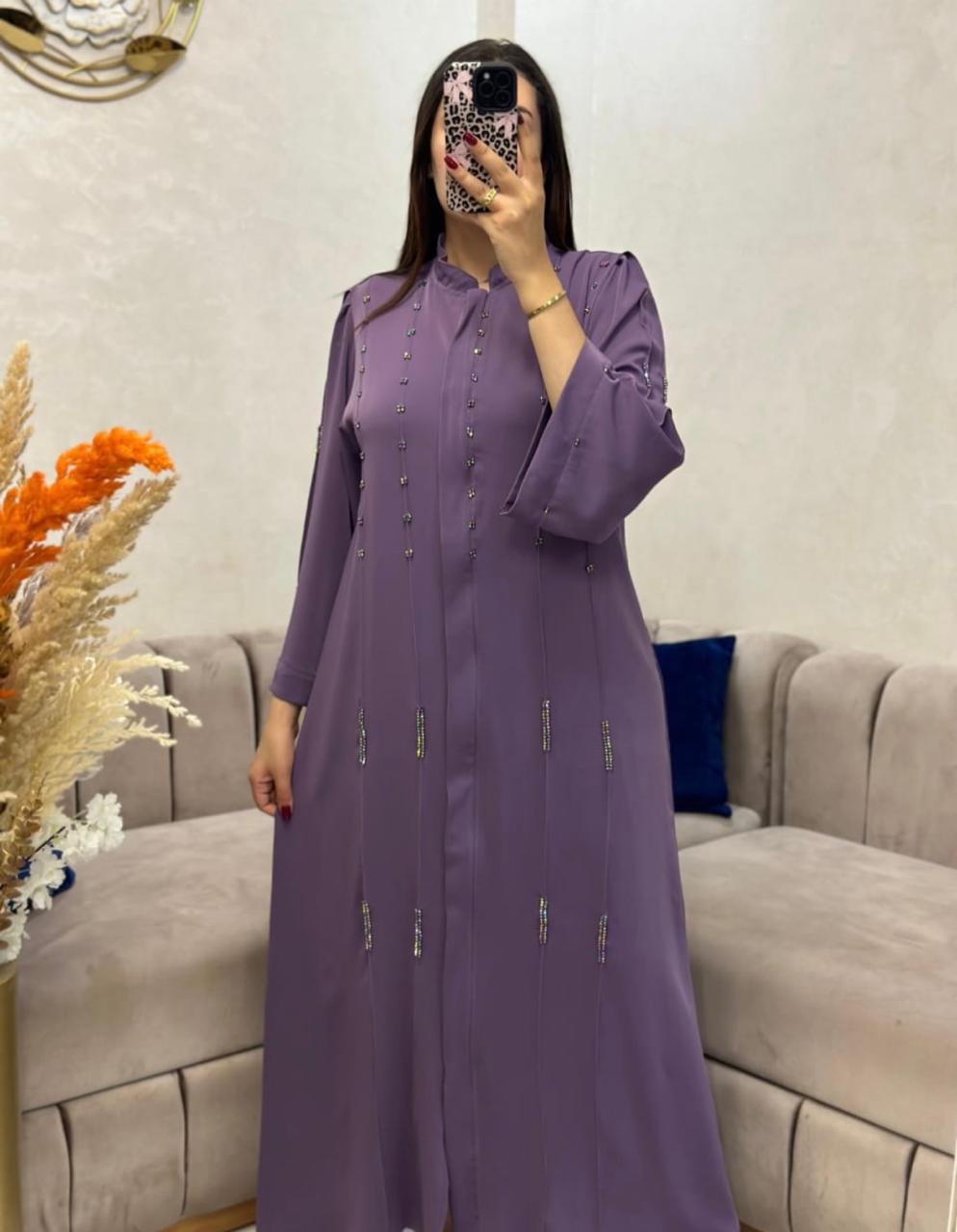 عبايــة بسنسلـة منبتـة بالعقيق