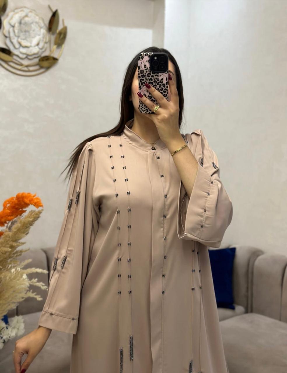 عبايــة بسنسلـة منبتـة بالعقيق