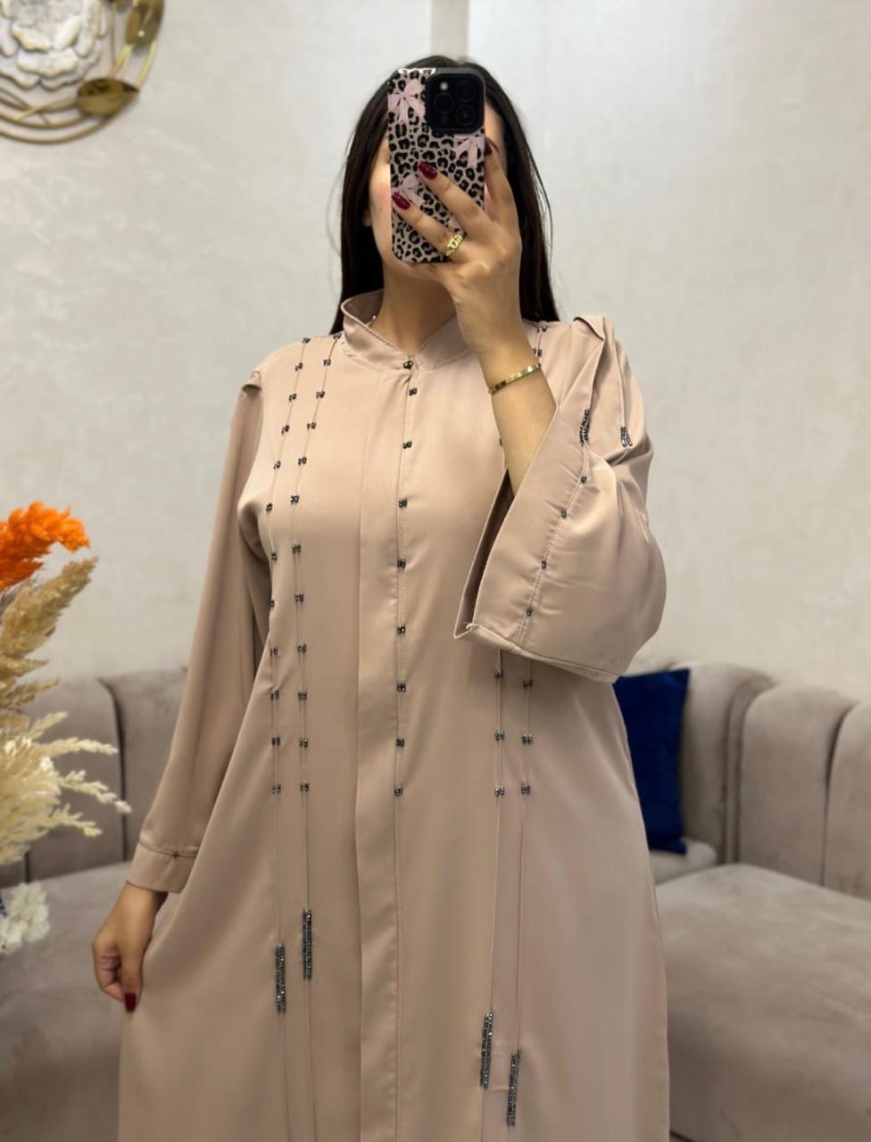 عبايــة بسنسلـة منبتـة بالعقيق