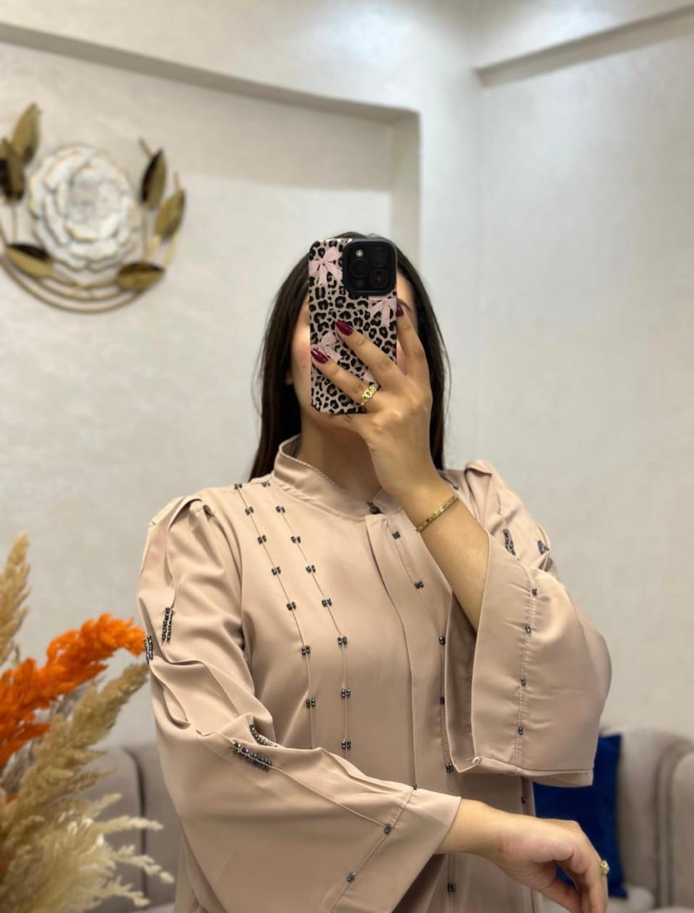 عبايــة بسنسلـة منبتـة بالعقيق